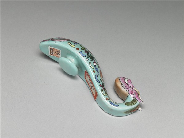 粉彩湖綠地福壽花卉紋龍首帶鈎