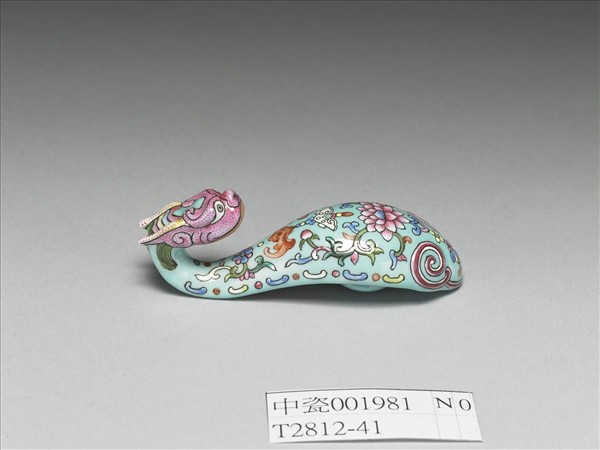 粉彩湖綠地福壽花卉紋龍首帶鈎