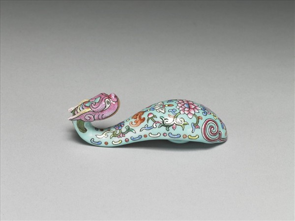 粉彩湖綠地福壽花卉紋龍首帶鈎