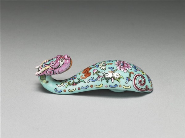 粉彩湖綠地福壽花卉紋龍首帶鈎