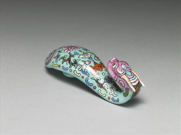 粉彩湖綠地福壽花卉紋龍首帶鈎