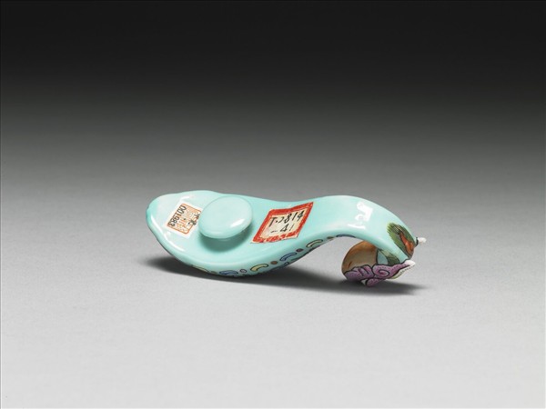 粉彩湖綠地福壽花卉紋龍首帶鈎