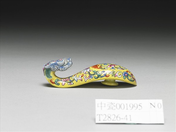 粉彩黃地福連如意龍首帶鈎