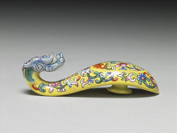 粉彩黃地福連如意龍首帶鈎