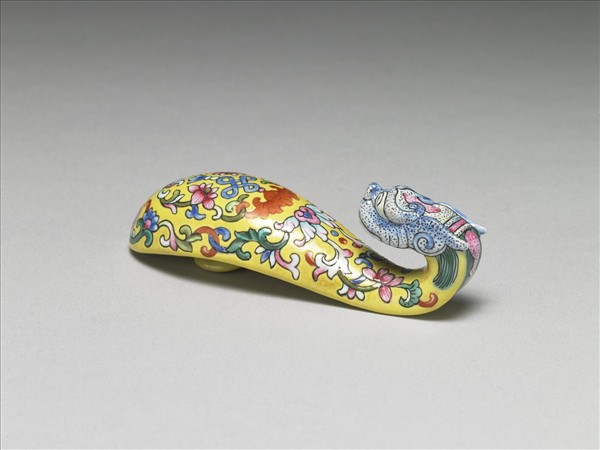 粉彩黃地福連如意龍首帶鈎