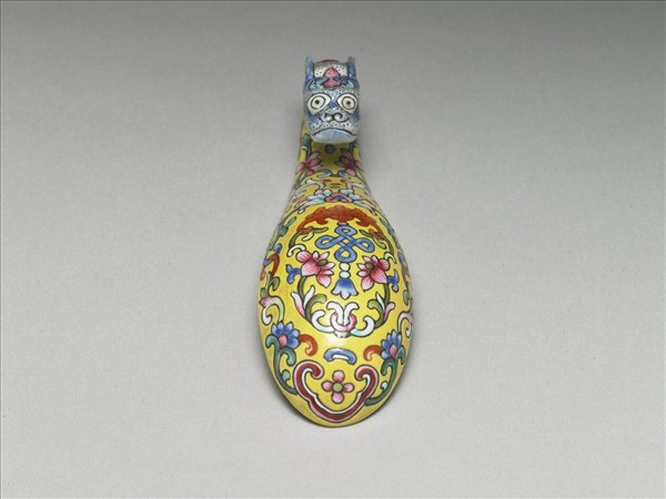 粉彩黃地福連如意龍首帶鈎