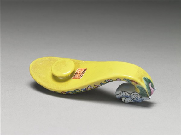粉彩黃地福連如意龍首帶鈎