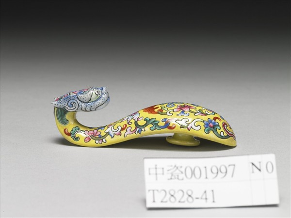 粉彩黃地福連如意龍首帶鈎