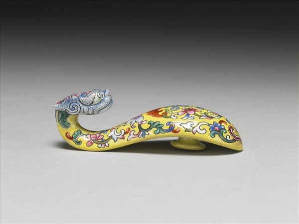 粉彩黃地福連如意龍首帶鈎