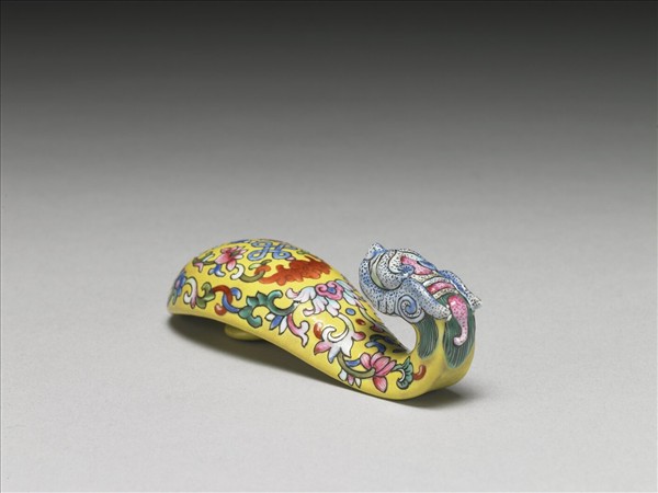 粉彩黃地福連如意龍首帶鈎