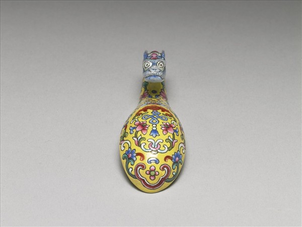 粉彩黃地福連如意龍首帶鈎