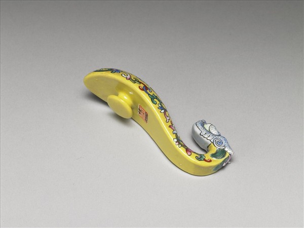 粉彩黃地福連如意龍首帶鈎