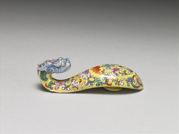 粉彩黃地福連如意龍首帶鈎