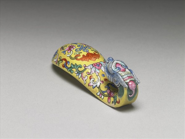 粉彩黃地福連如意龍首帶鈎