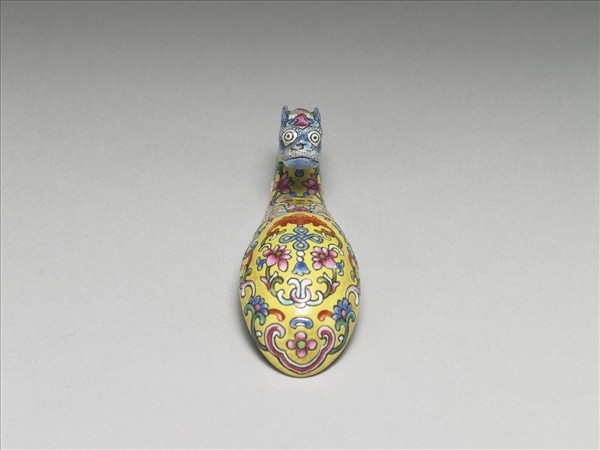 粉彩黃地福連如意龍首帶鈎