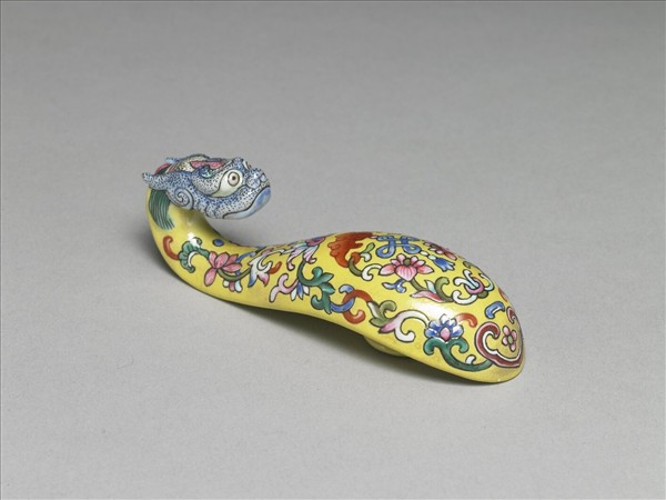 粉彩黃地福連如意龍首帶鈎