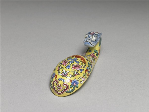 粉彩黃地福連如意龍首帶鈎