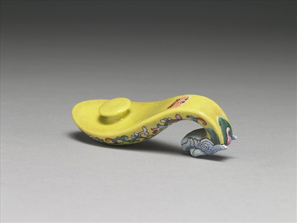粉彩黃地福連如意龍首帶鈎
