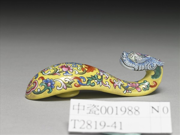 粉彩黃地福連如意龍首帶鈎