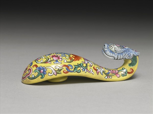 粉彩黃地福連如意龍首帶鈎