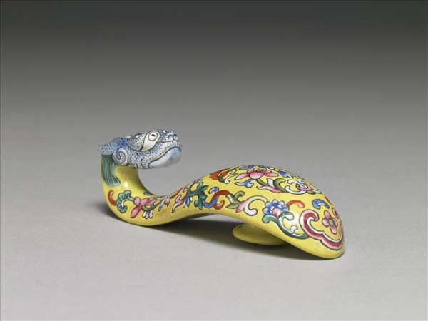 粉彩黃地福連如意龍首帶鈎