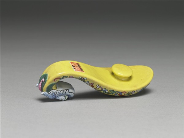 粉彩黃地福連如意龍首帶鈎