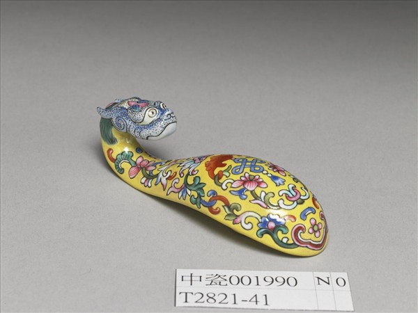 粉彩黃地福連如意龍首帶鈎