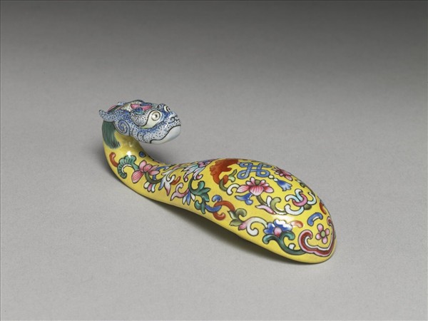 粉彩黃地福連如意龍首帶鈎