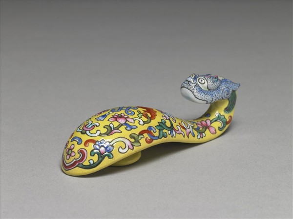 粉彩黃地福連如意龍首帶鈎