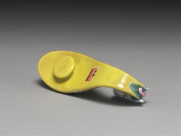 粉彩黃地福連如意龍首帶鈎