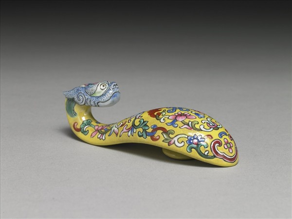 粉彩黃地福連如意龍首帶鈎