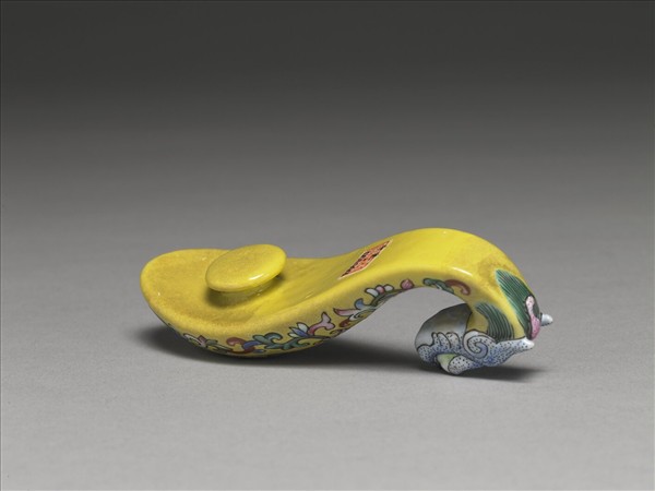 粉彩黃地福連如意龍首帶鈎