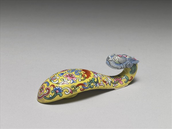 粉彩黃地福連如意龍首帶鈎