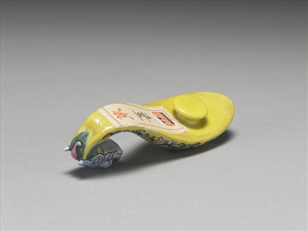 粉彩黃地福連如意龍首帶鈎