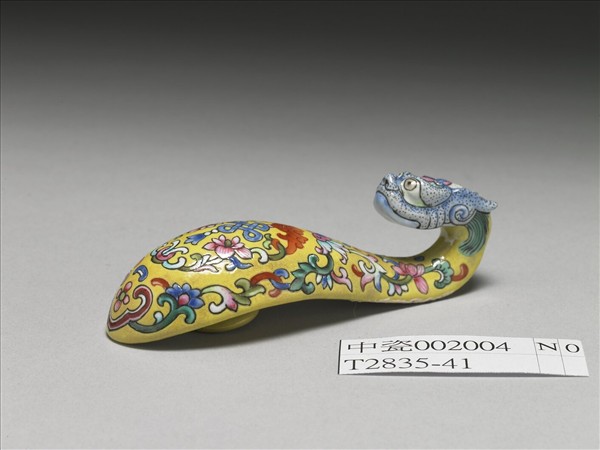 粉彩黃地福連如意龍首帶鈎