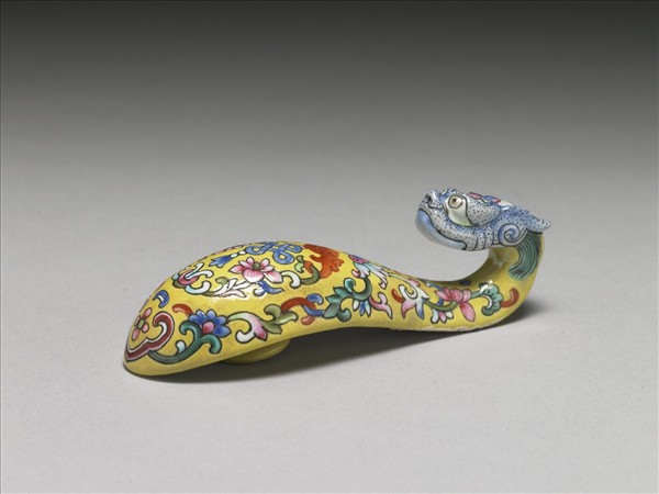 粉彩黃地福連如意龍首帶鈎
