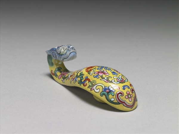 粉彩黃地福連如意龍首帶鈎