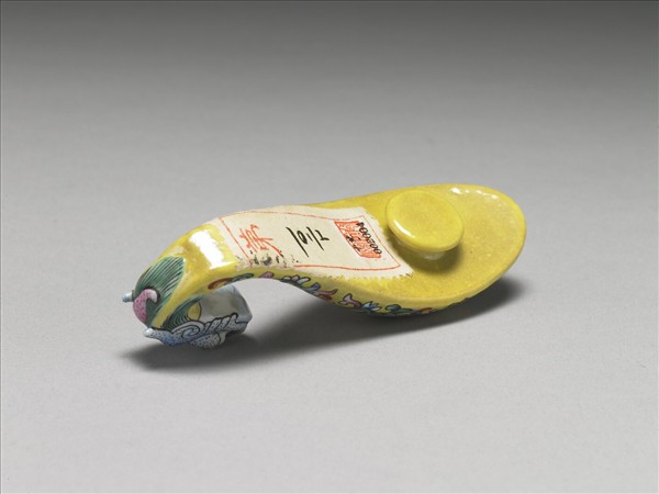 粉彩黃地福連如意龍首帶鈎