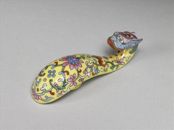 粉彩黃地龍首帶鈎