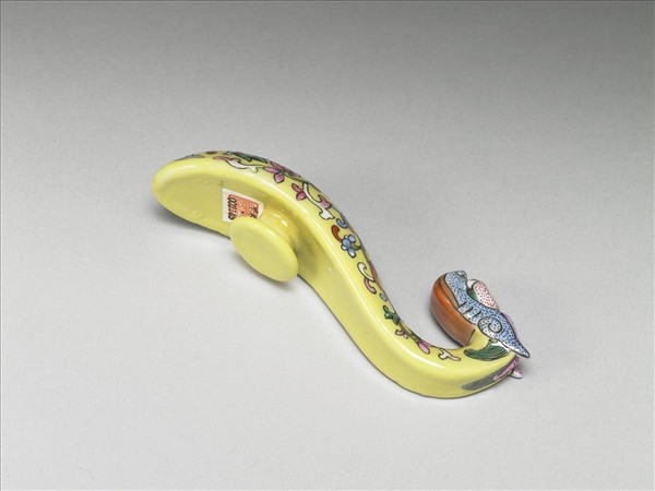 粉彩黃地龍首帶鈎