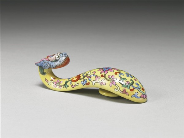 粉彩黃地龍首帶鈎
