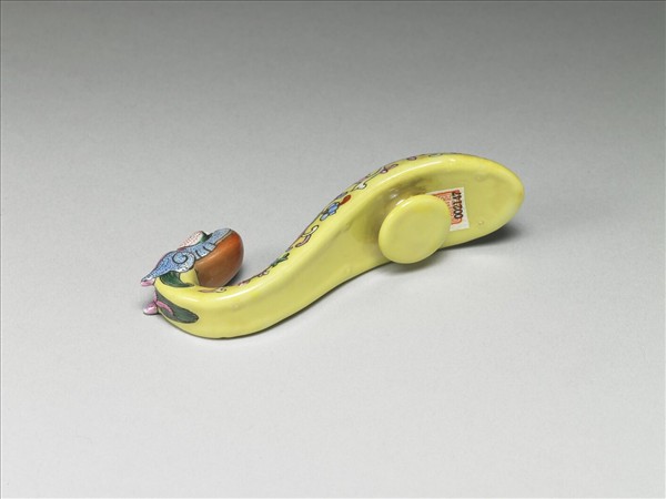 粉彩黃地龍首帶鈎