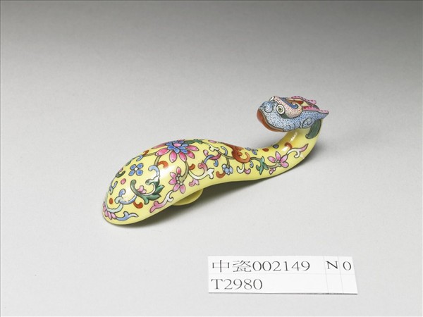 粉彩黃地龍首帶鈎