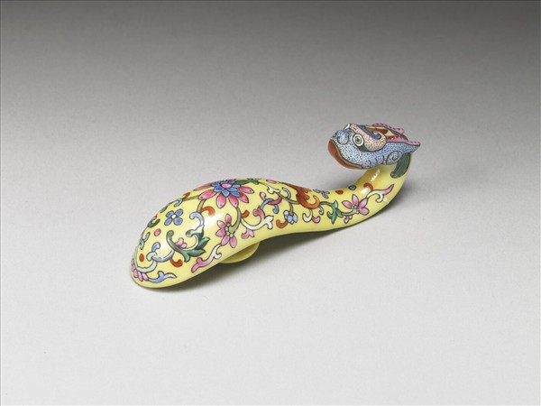 粉彩黃地龍首帶鈎