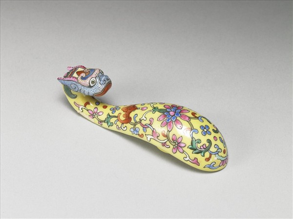 粉彩黃地龍首帶鈎