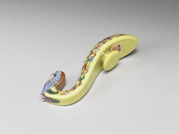 粉彩黃地龍首帶鈎