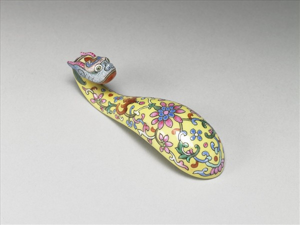 粉彩黃地龍首帶鈎