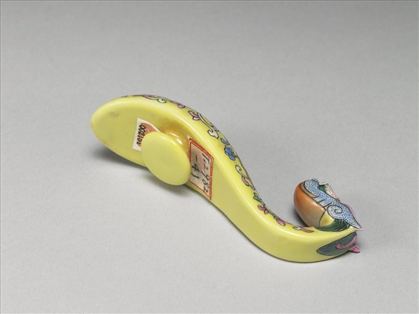 粉彩黃地龍首帶鈎