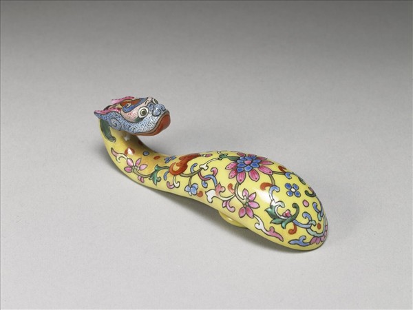 粉彩黃地龍首帶鈎