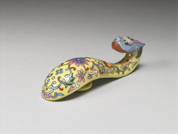 粉彩黃地龍首帶鈎